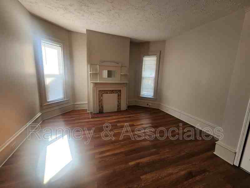 1842 Bolling Ave - Photo 3 of 11