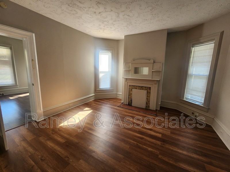 1842 Bolling Ave - Photo 4 of 11