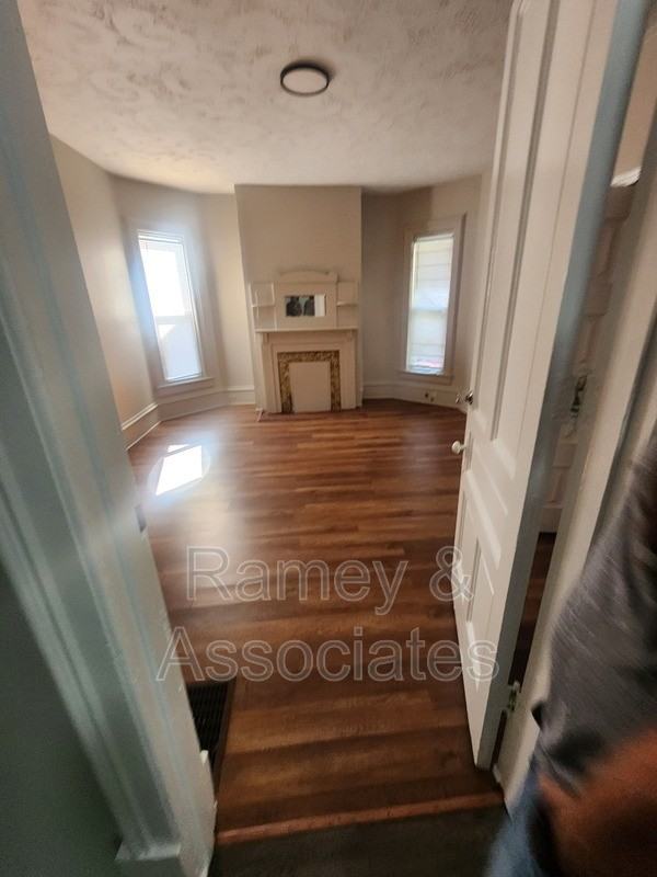 1842 Bolling Ave - Photo 5 of 11