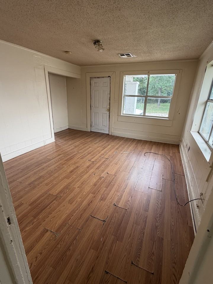 515 W 10th St #142 - Photo 2 of 11
