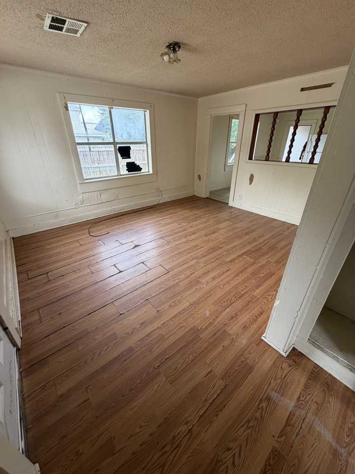 515 W 10th St #142 - Photo 3 of 11