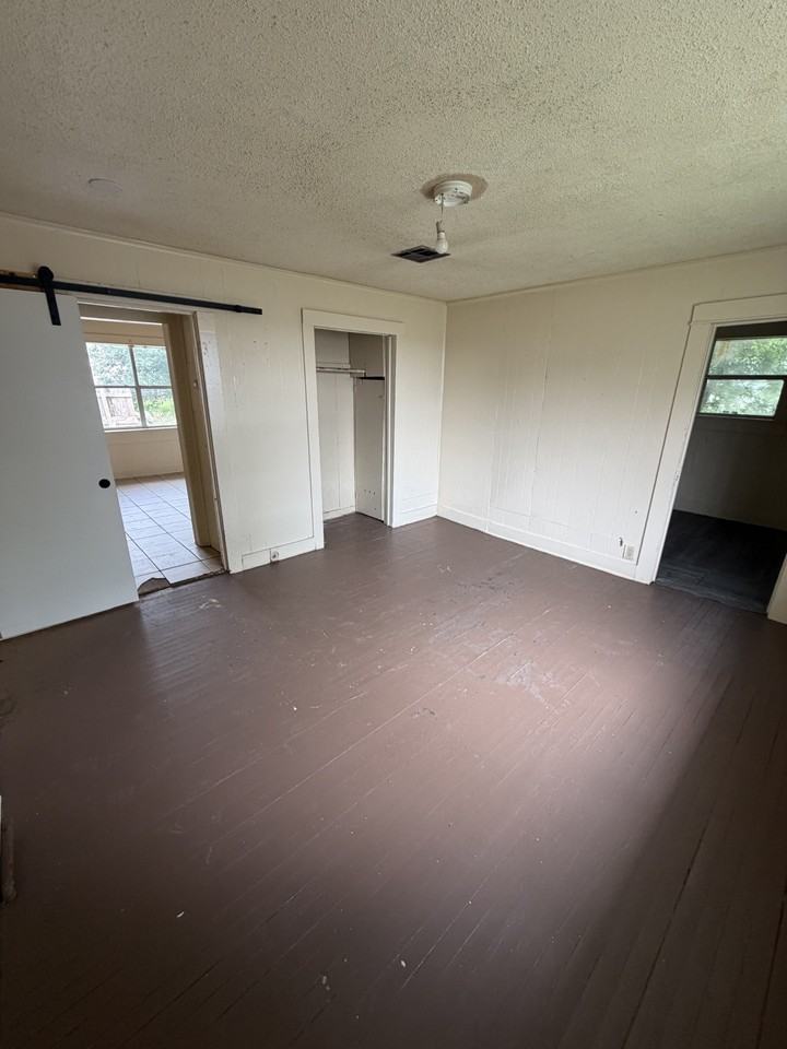 515 W 10th St #142 - Photo 5 of 11