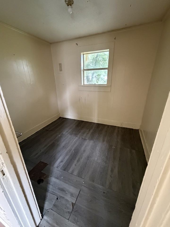515 W 10th St #142 - Photo 6 of 11