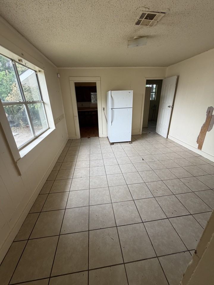 515 W 10th St #142 - Photo 7 of 11