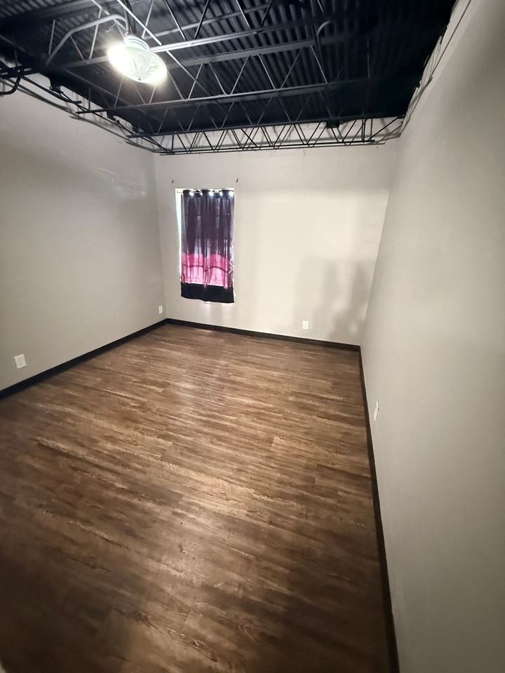 Town & Campus Apartments - Photo 4 of 5