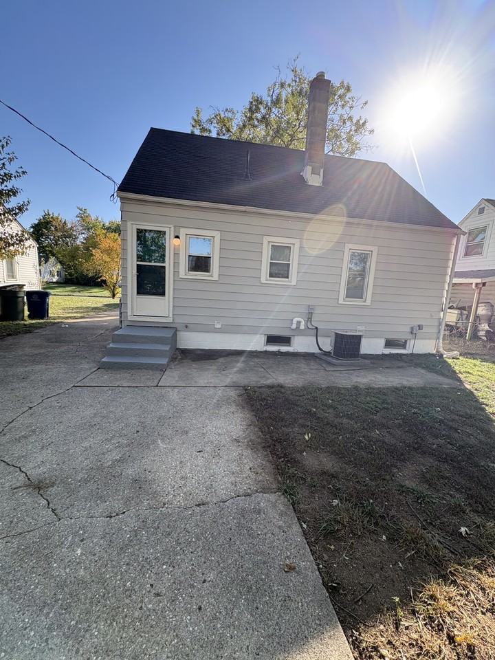 2504 Vendome Dr #1 - Photo 4 of 18