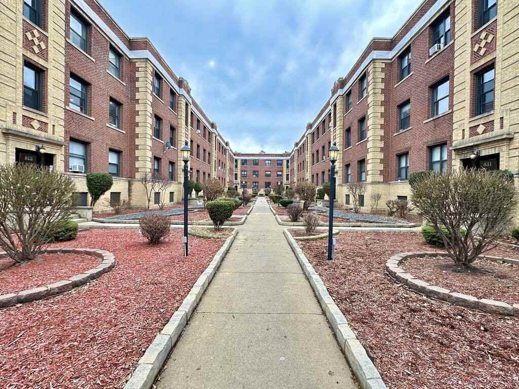 829 W Waveland Ave #2S
