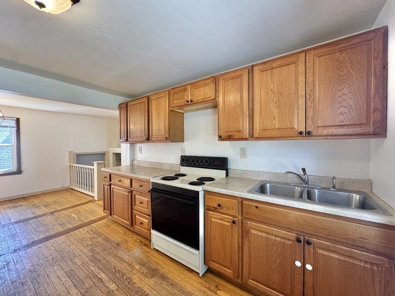 300 S Maple Ave - Photo 2 of 11