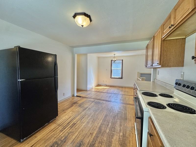 300 S Maple Ave - Photo 3 of 11