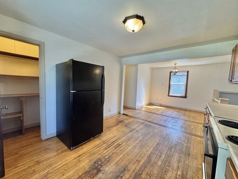 300 S Maple Ave - Photo 4 of 11
