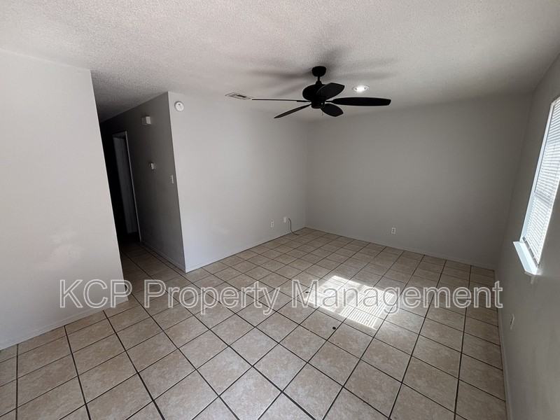 336 W Dogwood St - Photo 2 of 8