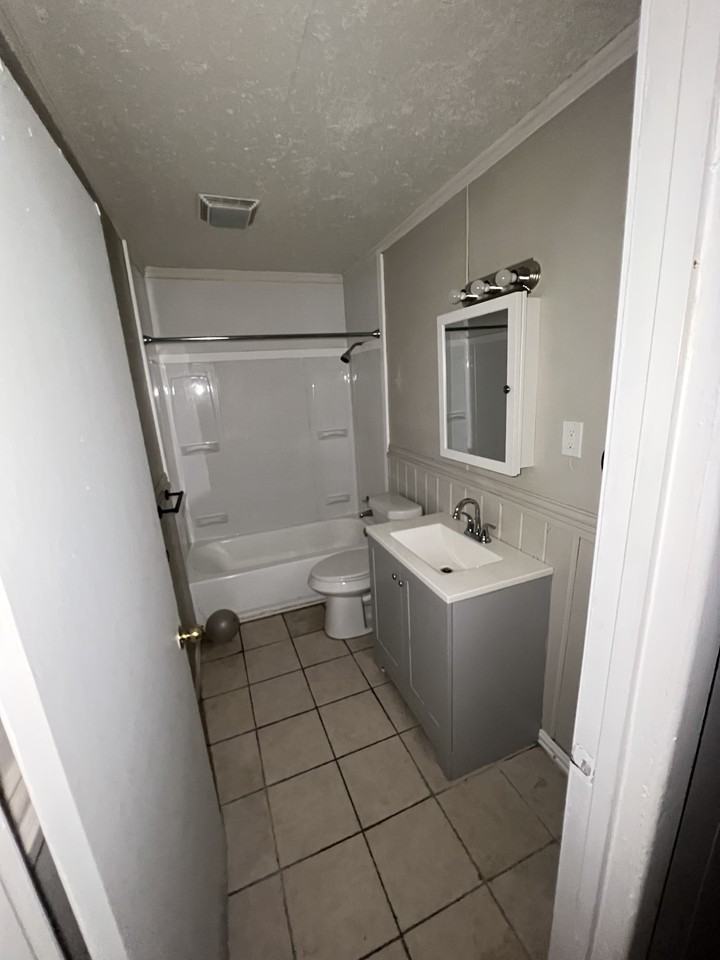 402 Holmes St #1 - Photo 7 of 10