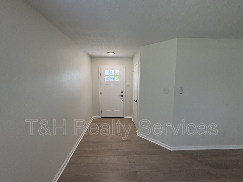 2145 Shadowbrook Dr - Photo 4 of 24