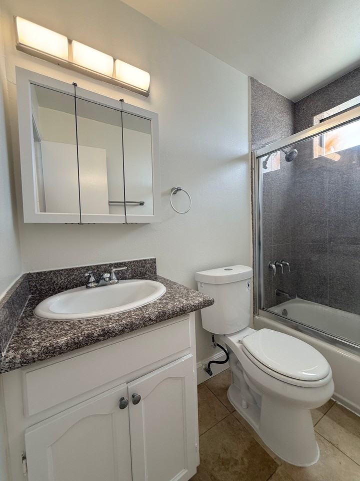 302 West Queen Street #24 - Photo 5 of 12