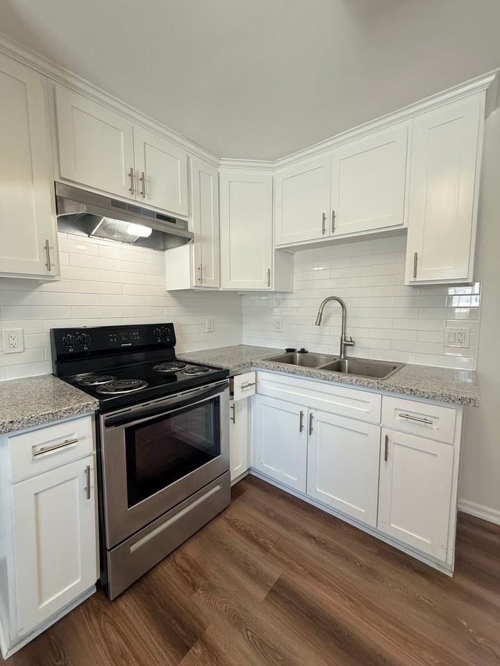 302 West Queen Street #24 - Photo 3 of 12