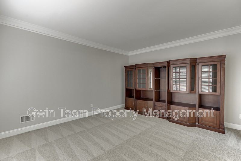 9345 Riverclub Pkwy - Photo 3 of 50