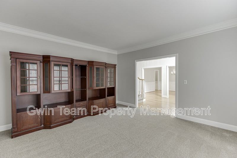 9345 Riverclub Pkwy - Photo 4 of 50