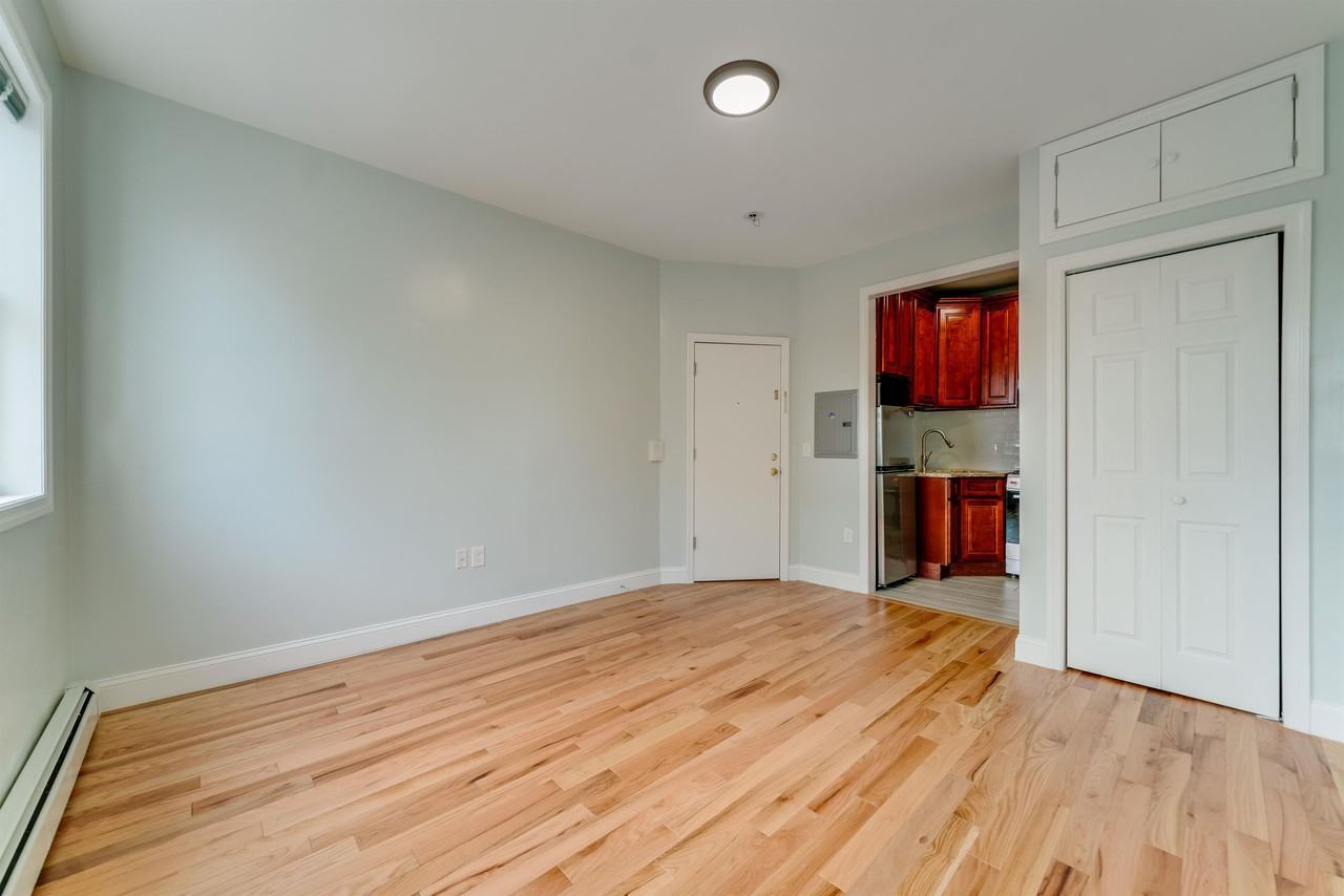 165 Hopkins Ave - Photo 4 of 6