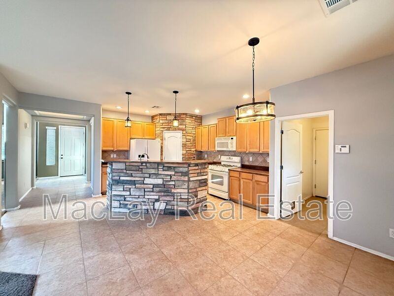 19641 E Carriage Way - Photo 4 of 29