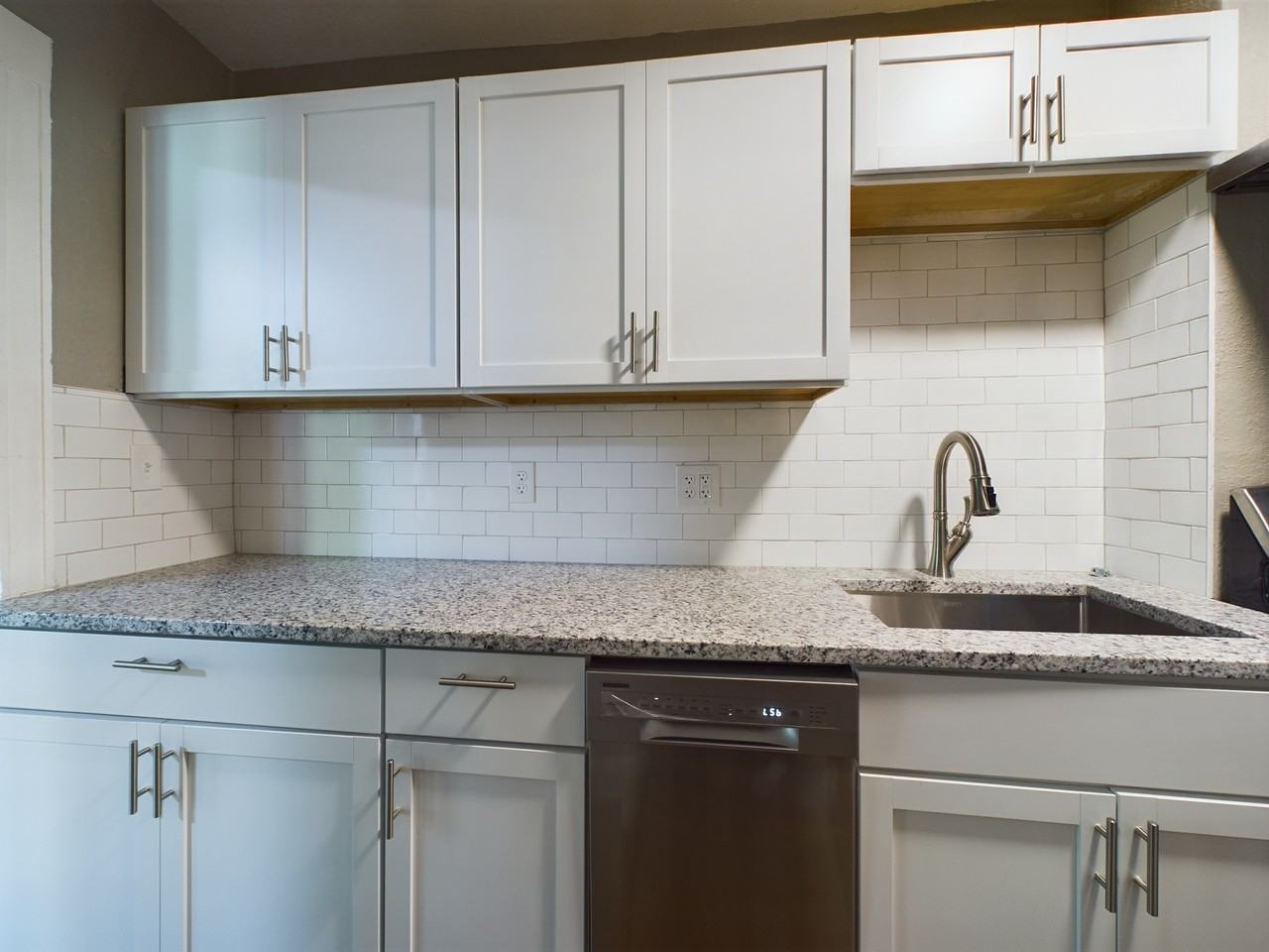 4205 Kenwood Avenue - Photo 6 of 20