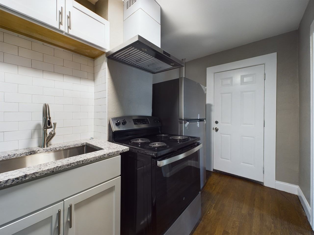 4205 Kenwood Avenue - Photo 7 of 20