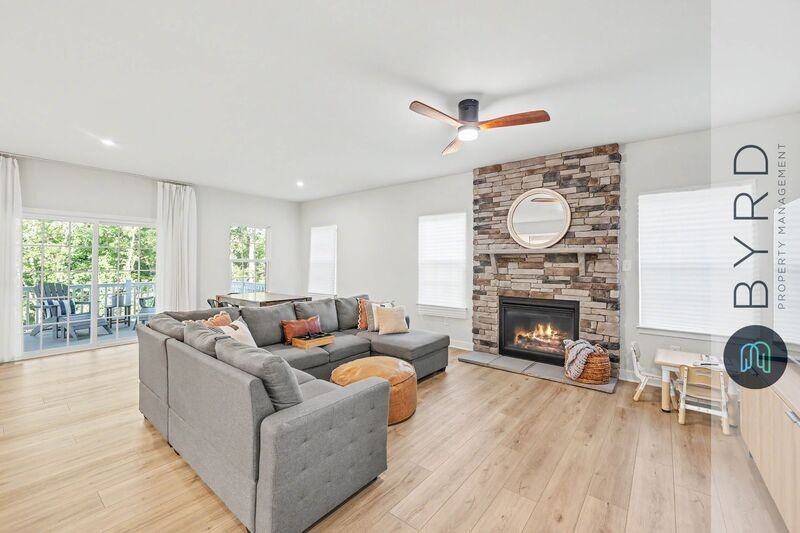 18606 Holly Crest Dr - Photo 4 of 40