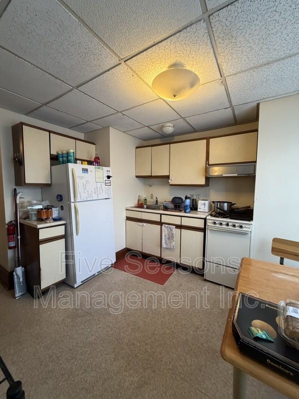 465 Colchester Ave - Photo 6 of 15