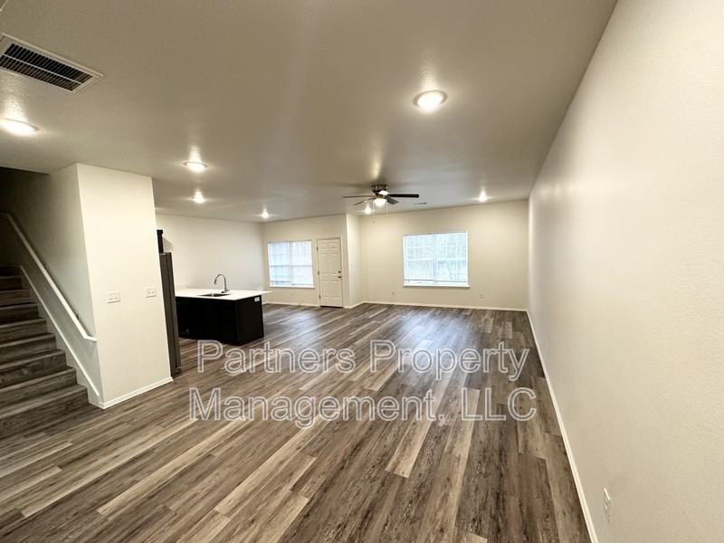 1035 S Benchmark Ln - Photo 2 of 8