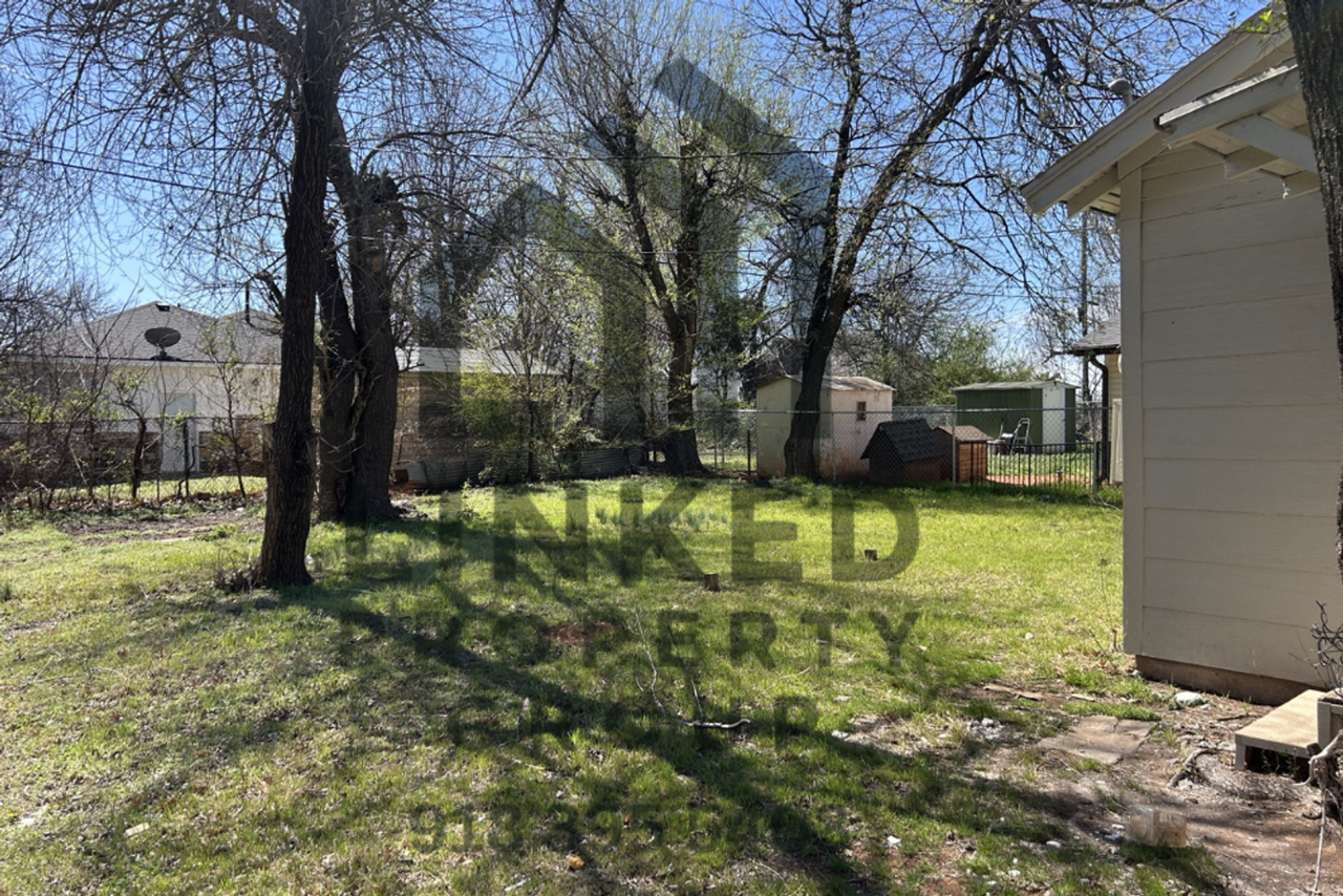 1438 Ne 27th St - Photo 3 of 9