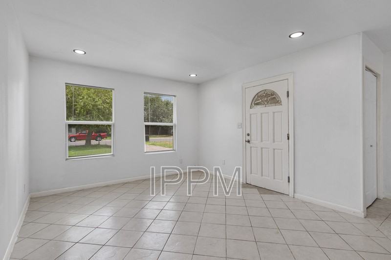 717 E Jim Hogg Ave - Photo 4 of 15