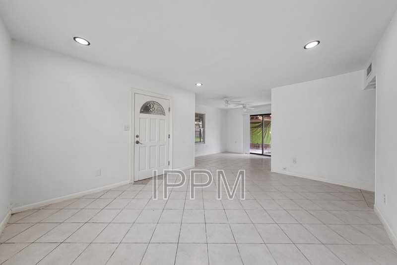 717 E Jim Hogg Ave - Photo 5 of 15