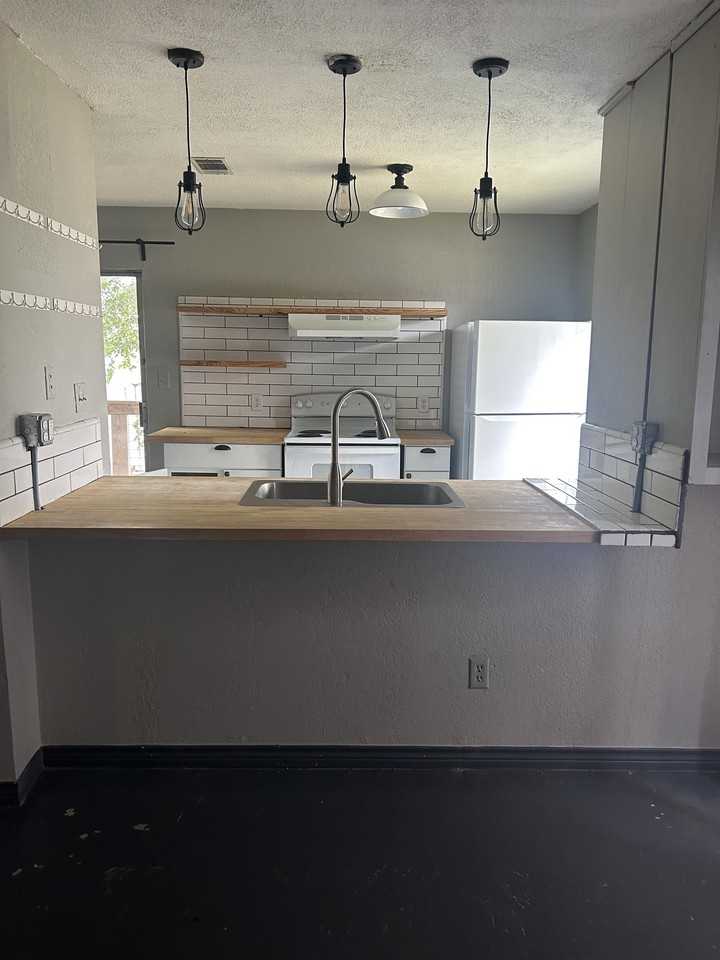 210 Craddock - Photo 6 of 10