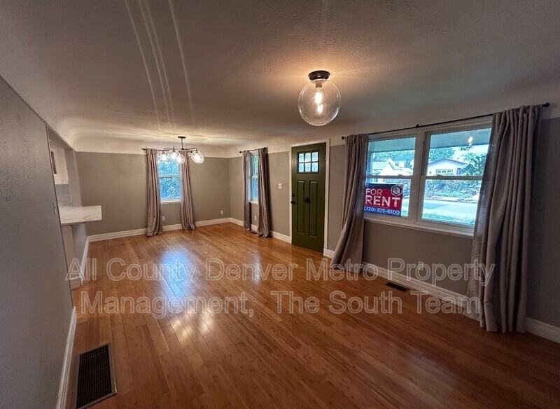 2820 S Acoma St - Photo 3 of 18
