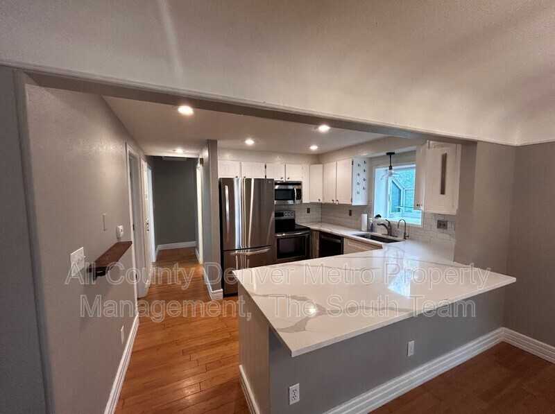 2820 S Acoma St - Photo 4 of 18