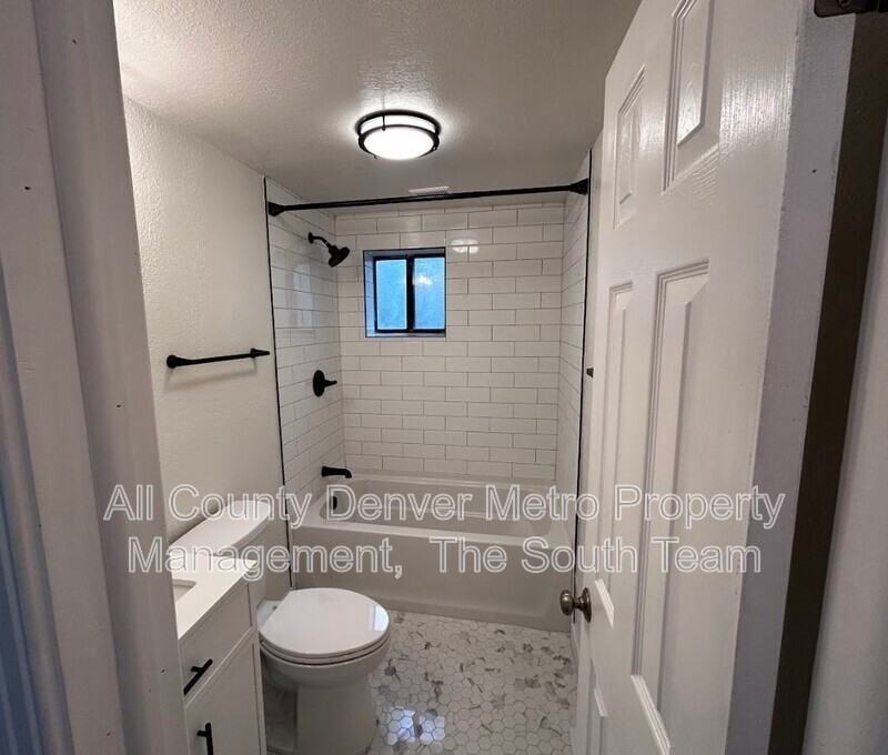 2820 S Acoma St - Photo 7 of 18