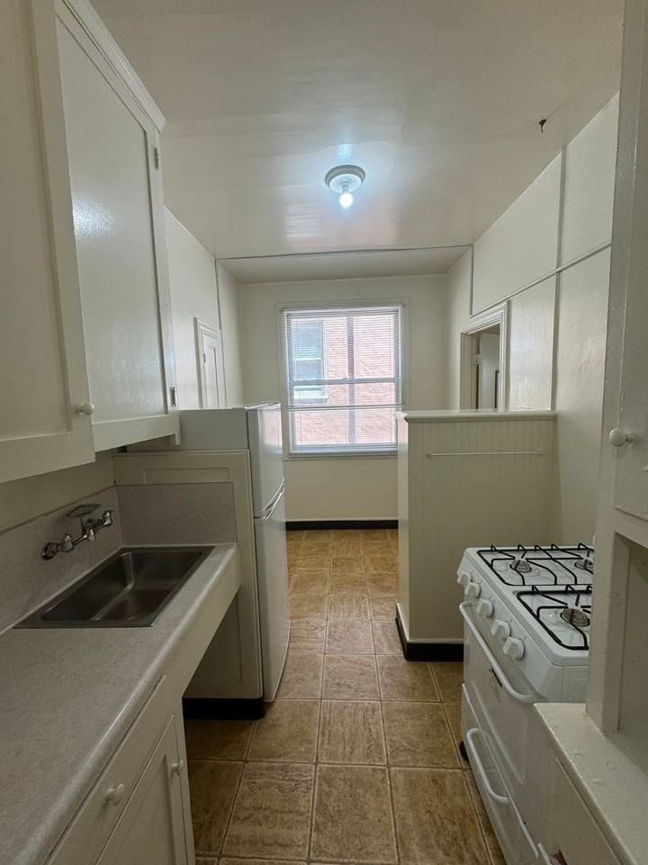 1757 Oxford St #8 - Photo 3 of 7