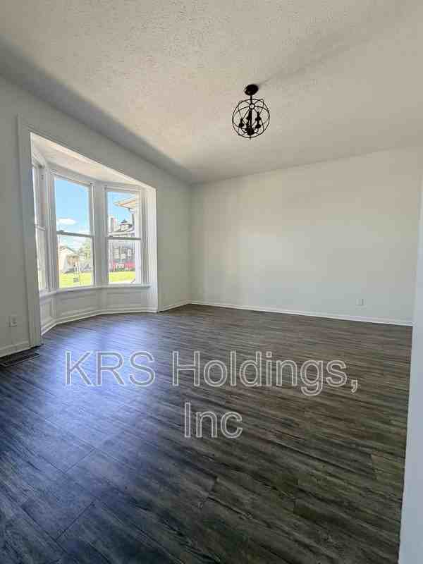 1701 Grace St - Photo 5 of 9