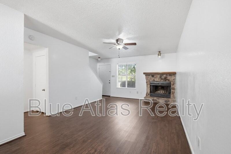 2713 Wimbledon Ct - Photo 2 of 13