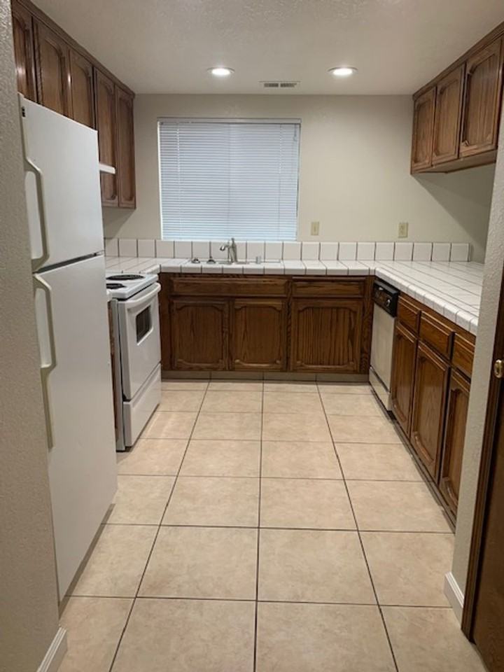 339 339 Acacial St. #D - Photo 4 of 16