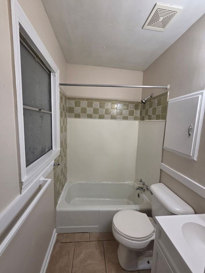 1801 S Grove St - Photo 4 of 12