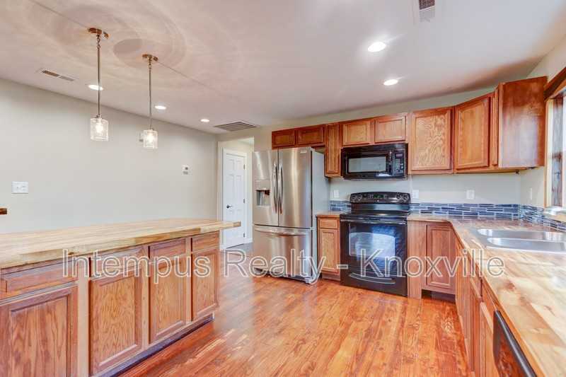 605 Booth St - Photo 5 of 14