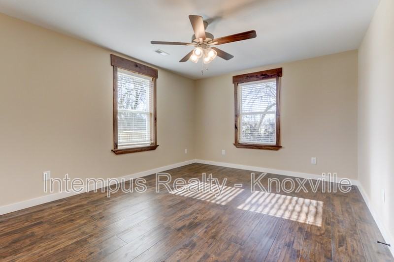 605 Booth St - Photo 6 of 14