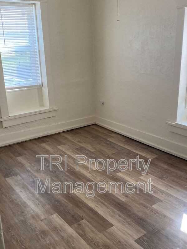 519 9th St - Photo 5 of 7