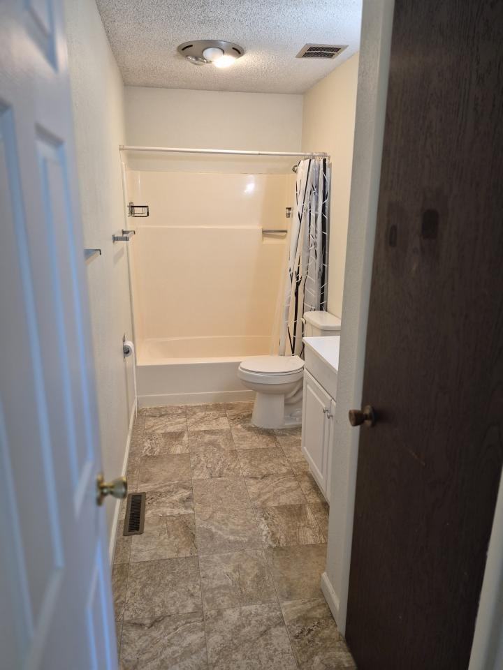 1229 Hawthorne Ln - Photo 6 of 10