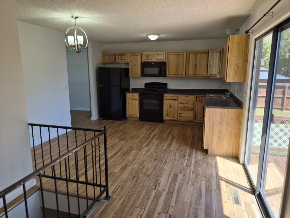 1227 Hawthorne Ln - Photo 3 of 8