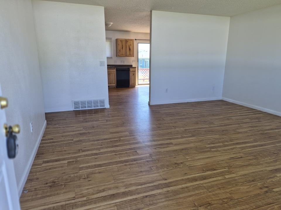 1227 Hawthorne Ln - Photo 5 of 8
