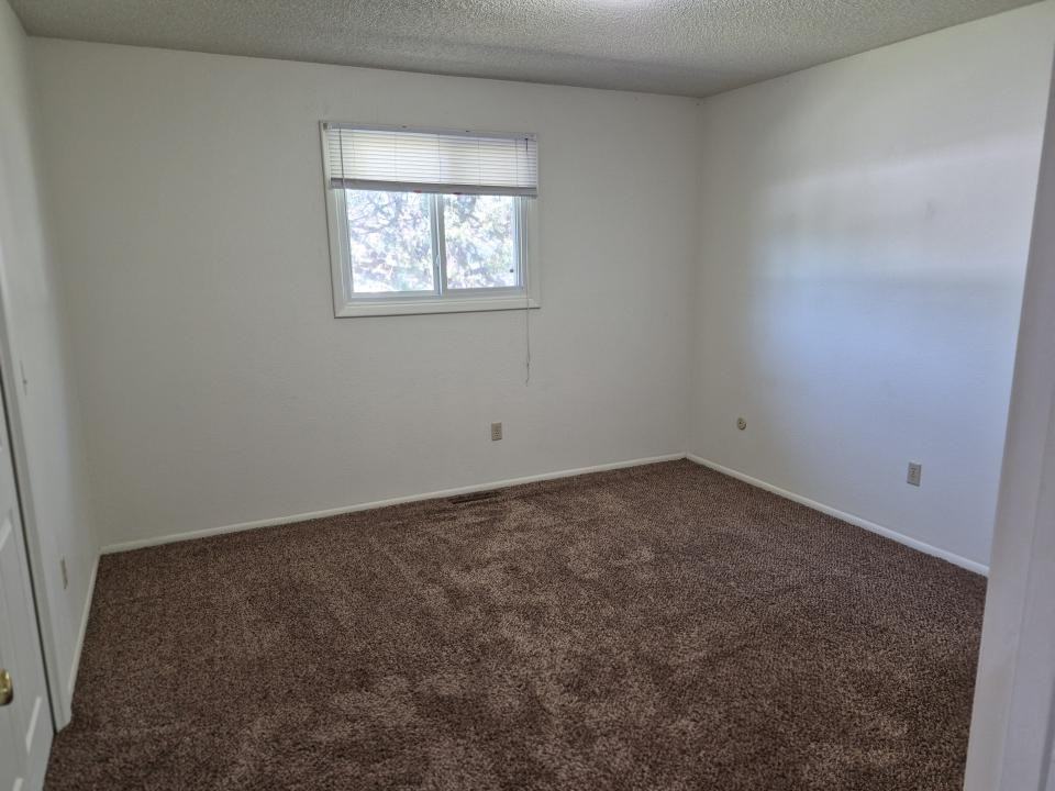 1227 Hawthorne Ln - Photo 6 of 8