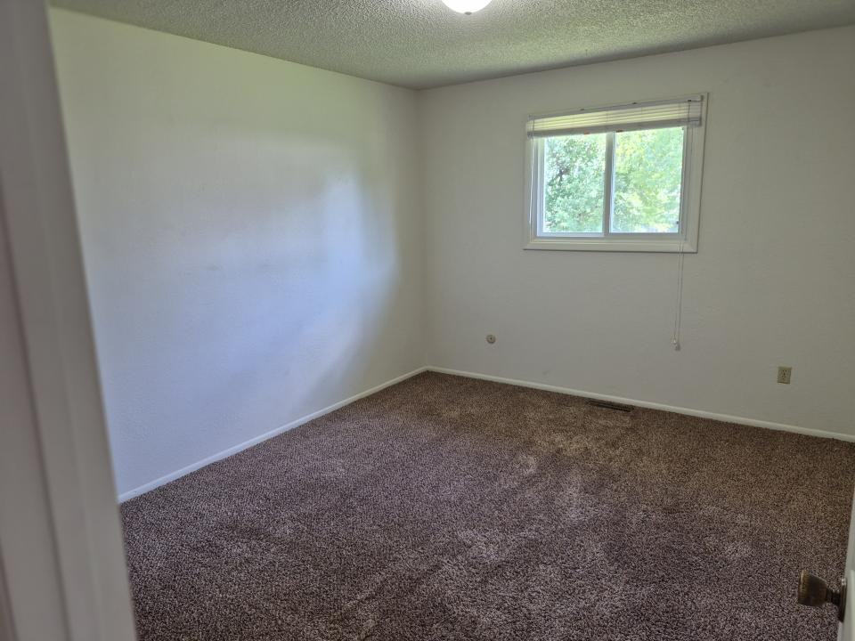 1227 Hawthorne Ln - Photo 7 of 8