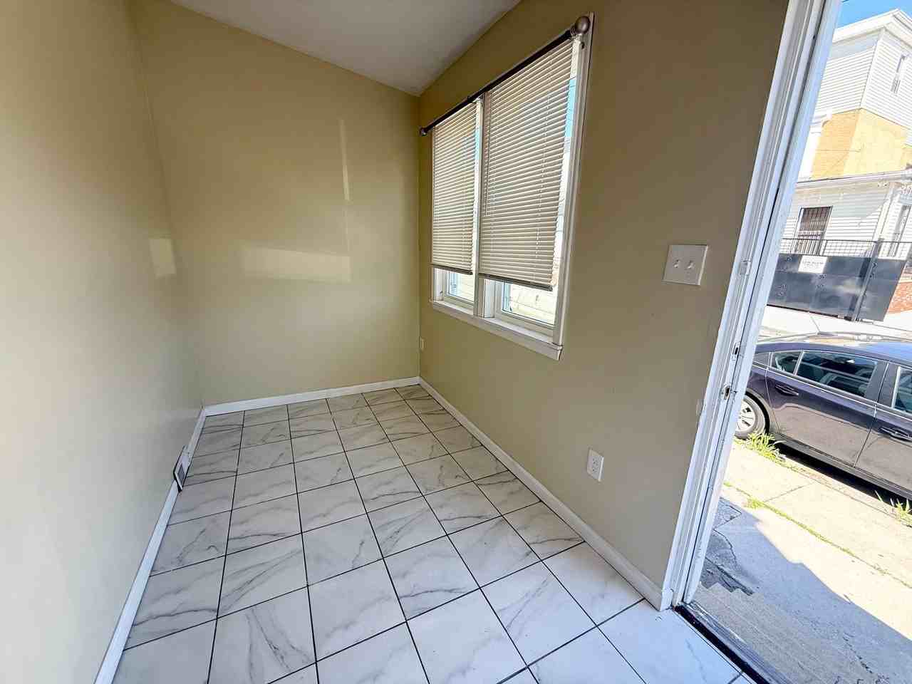 7275 Saybrook Ave - Photo 4 of 27