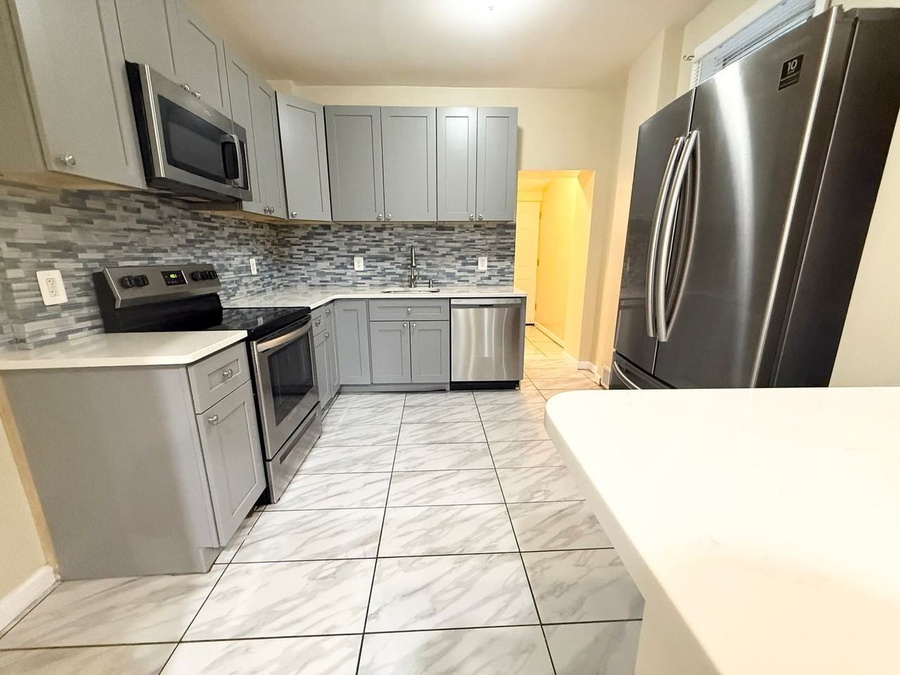 7275 Saybrook Ave - Photo 5 of 27